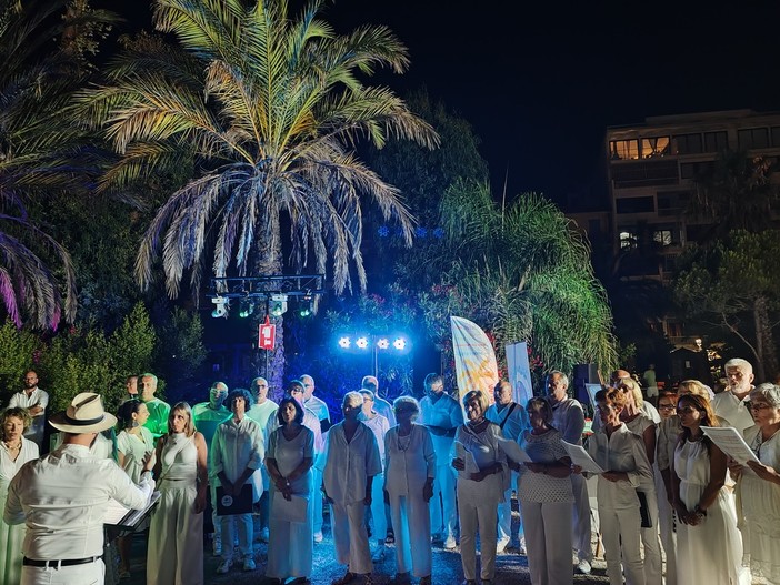 Musica live nell'area archeologica di Nervia, concerto del coro Anc Ventimigliese al teatro romano (Foto) Musica live nell'area archeologica di Nervia, concerto del coro Anc Ventimigliese al teatro romano (Foto)