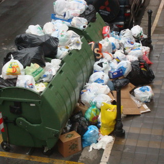 Sanremo: situazione di degrado nei cassonetti di Via Volta, l'indignazione di un lettore Sanremo: situazione di degrado nei cassonetti di Via Volta, l'indignazione di un lettore