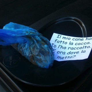 Il sacchetto e il biglietto lasciati in corso Inglesi