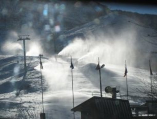 Da venerdì aprono le prime piste nel Mondolè Ski: a pieno ritmo gli impianti di innevamento programmato