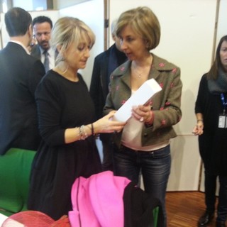 Luciana Littizzetto e Claudia Lolli con la rosa per il Gaslini