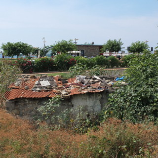 Imperia: 'Question time' di Alessandro Casano su una casa fatiscente al Parco Urbano Imperia: 'Question time' di Alessandro Casano su una casa fatiscente al Parco Urbano