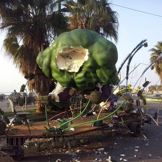 ‘SanremoInFiore’: va bene l’assalto ai carri, ma così è troppo. C’è differenza tra appassionati e vandali (foto)
