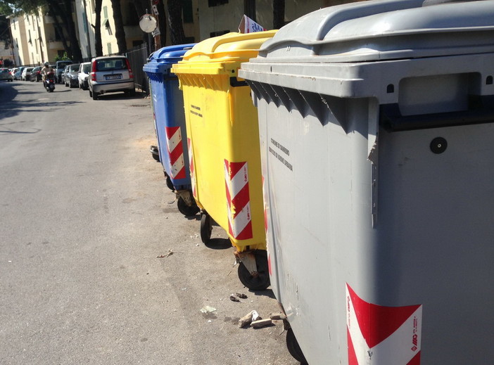 Sanremo: nuovamente strappati via gli adesivi di riconoscimento della raccolta differenziata
