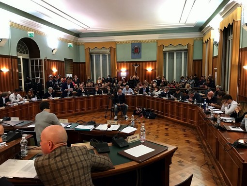 Sanremo: assenza dei dirigenti in Consiglio comunale, ordine di servizio del segretario e rischio di sanzioni