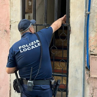 Sanremo, undici posti letto in 40 metri quadrati e cantine trasformate in alloggi: scattano i controlli nella città vecchia