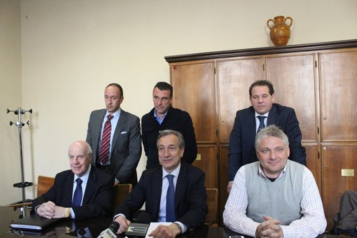 Imperia: l'ex giunta si scaglia contro Strescino, Falciola: "Alternava momenti di crisi di euforia goliardica a crisi politiche depressive scontate, parlo da medico”