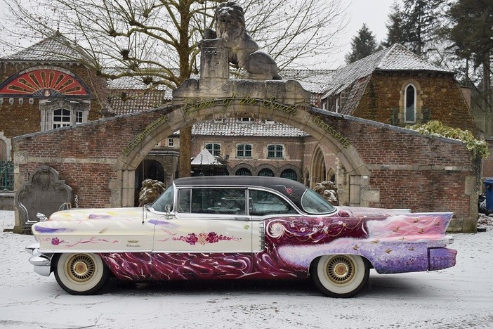 Per il 93° compleanno della Regina Elisabetta il compositore e pittore tedesco Heiko Saxo-Heiko presenta a Seborga l'opera d'arte realista 'Elizabeth Rolling'