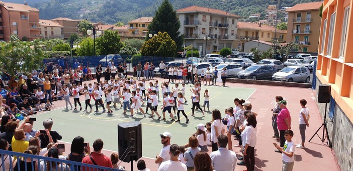 Camporosso: fine anno a ritmo di musica per gli alunni della scuola primaria di fronte al Sindaco