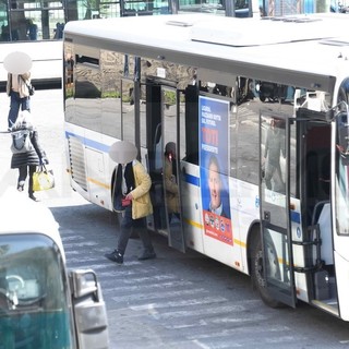Sanremo: troppe persone alla stazione di piazza Colombo e sui bus, controlli della Guardia di Finanza (Foto)