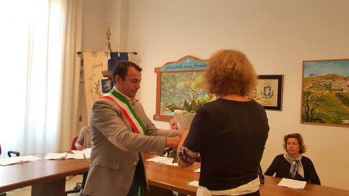 Il sindaco Massimo Di Fazio mentre consegna lo stemma del Comune a Karin Rauer,