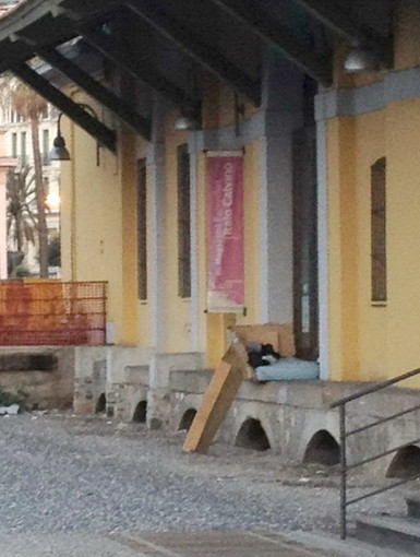 Sanremo: clochard fotografato sul lungomare Calvino, nuova risposta di Daniele a Piero