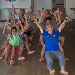 ‘Ventimiglia che ride’: iniziano domani al Forte dell'Annunziata le sessioni gratuite di 'Yoga della Risata'
