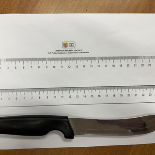 Sanremo: lancio di bottiglie a Pian di Nave, interviene la Municipale ed un agente si frattura il femore Sanremo: lancio di bottiglie a Pian di Nave, interviene la Municipale ed un agente si frattura il femore