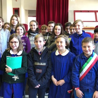 Taggia: torna a riunirsi il Consiglio Comunale dei Ragazzi. Nell'Ordine del Giorno, cultura, ambiente, sport e... giornalismo (Video) Taggia: torna a riunirsi il Consiglio Comunale dei Ragazzi. Nell'Ordine del Giorno, cultura, ambiente, sport e... giornalismo (Video)