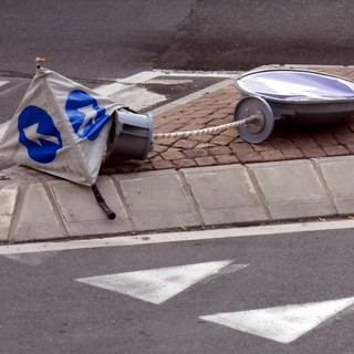 Imperia: viale Matteotti, cartello caduto e segnalazioni di auto in contro mano Imperia: viale Matteotti, cartello caduto e segnalazioni di auto in contro mano