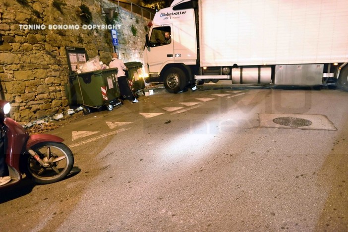 Sanremo: camion incastrato in strada Sen. Marsaglia, per farlo ripartire vengono spostati i cassonetti