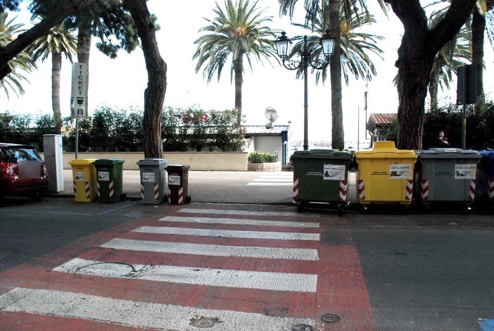 Sanremo: raccolta 'differenziata', bidoni abusivamente su un parcheggio e sulle strisce Sanremo: raccolta 'differenziata', bidoni abusivamente su un parcheggio e sulle strisce