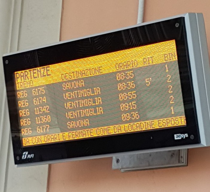 Regionale prima in ritardo poi cancellato: pendolari furenti per le diverse informazioni tra stazioni Regionale prima in ritardo poi cancellato: pendolari furenti per le diverse informazioni tra stazioni