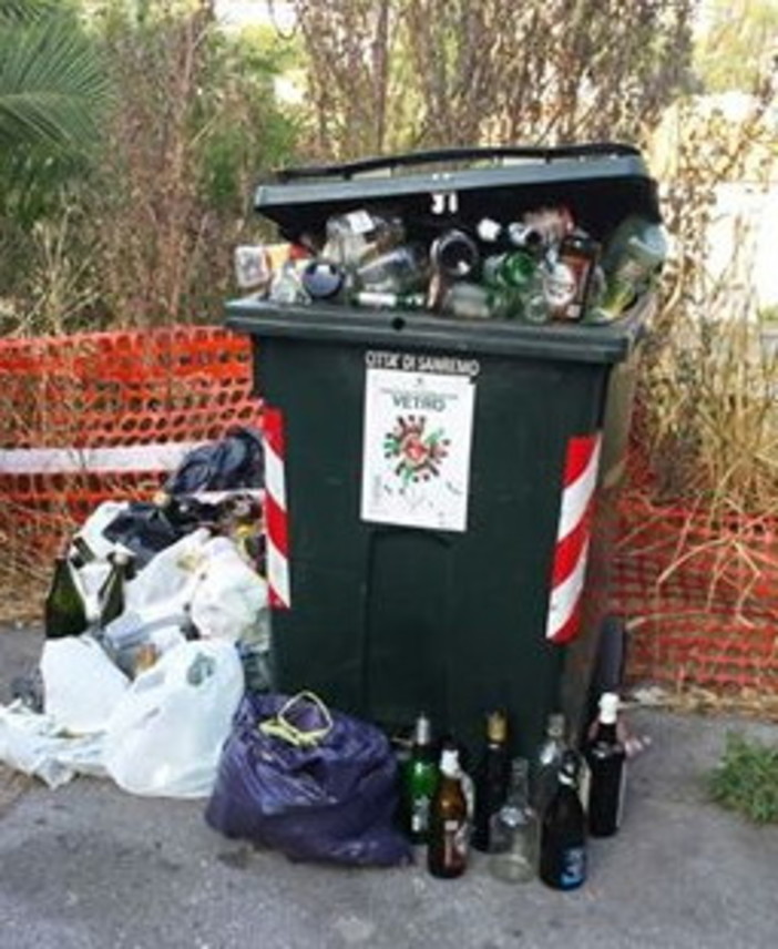 Sanremo: vetro non ritirato dai cassonetti da 10 giorni in strada Carrozzabile San Lorenzo, segnalazione