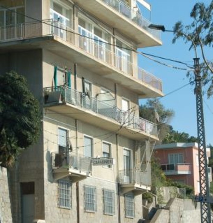 Ospedaletti: un palleggio in nome di Shevchenko e gli ruba il portafogli, tunisino arrestato dai Carabinieri