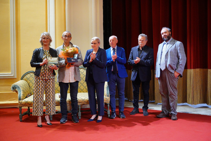 Sanremo: consegnato ieri a Maurizio Maggiani il primo trofeo 'Casinò - Antonio Semeria 2023' (Foto) Sanremo: consegnato ieri a Maurizio Maggiani il primo trofeo 'Casinò - Antonio Semeria 2023' (Foto)