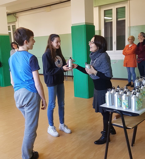 La consegna delle borracce La consegna delle borracce