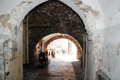 Sanremo: 10 noti spacciatori arrestati ed espulsi dalla città dei fiori, 'lavoravano' nella Pigna