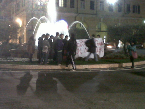 Anche il Collettivo Studentesco di Imperia alla manifestazione contro i 'giochi' della finanza internazionale