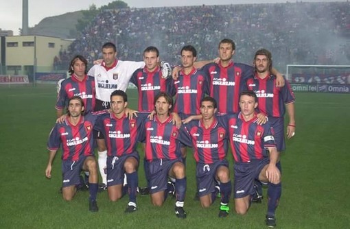 Il Crotone dove militava Alessandro Ambrosi (ultimo in piedi a destra)