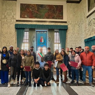 Imperia, oggi primo giuramento del nuovo anno: 24 neo-cittadini italiani provenienti da 4 continenti diversi Imperia, oggi primo giuramento del nuovo anno: 24 neo-cittadini italiani provenienti da 4 continenti diversi