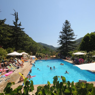 Camping Delle Rose ad Isolabona: la piscina aperta al pubblico è un successo!