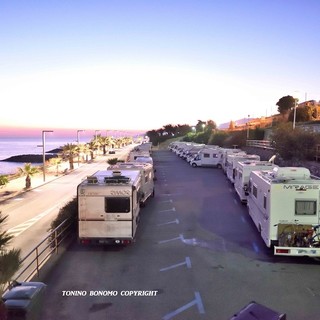 Anche a Santo Stefano al Mare monta la protesta per i camper parcheggiati sui posti per le auto (foto)