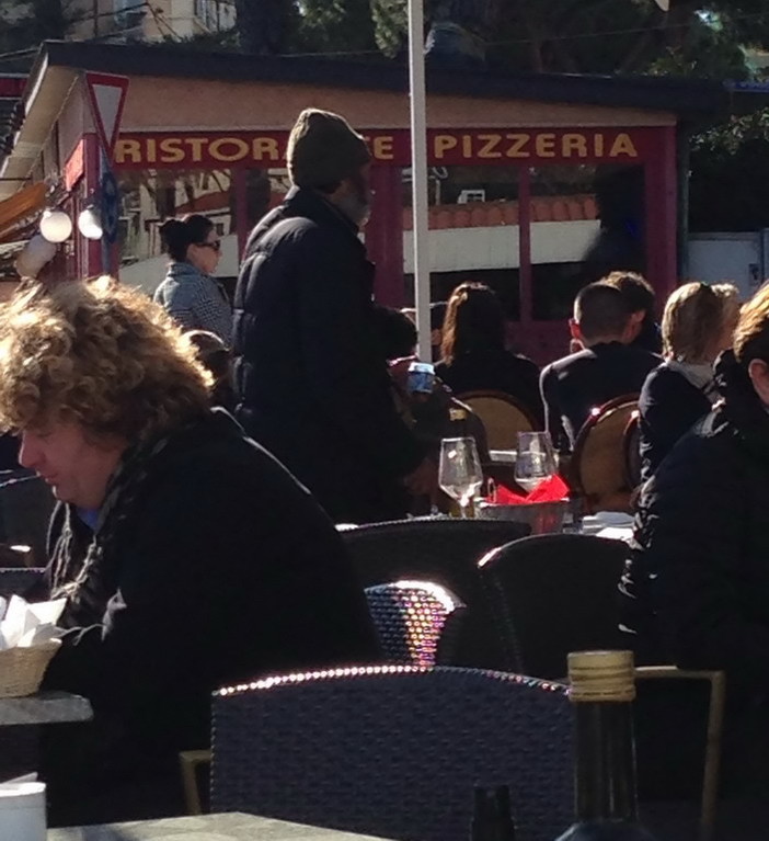 Sanremo: il clochard 51enne affetto da Tbc oggi chiedeva le elemosine tra i tavoli dei bar al porto