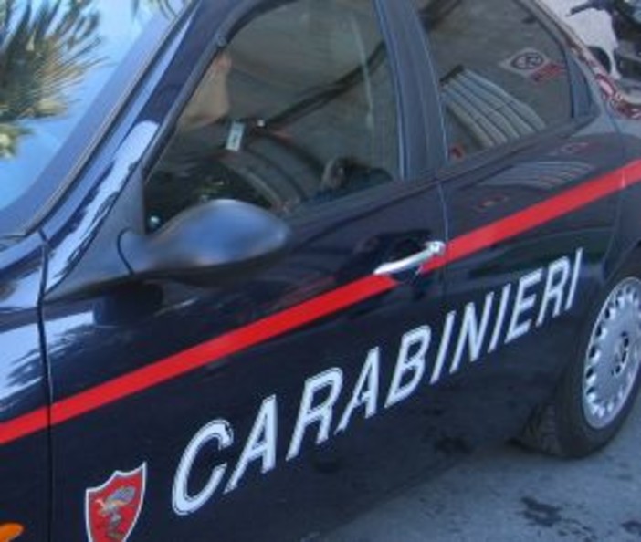 Imperia: viaggiava con a bordo della merce contraffatta, scoperto dai Carabinieri dopo un breve inseguimento