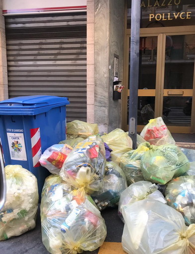 Caos rifiuti: interviene la coalizione di centro destra "Un sistema sbagliato di raccolta differenziata"