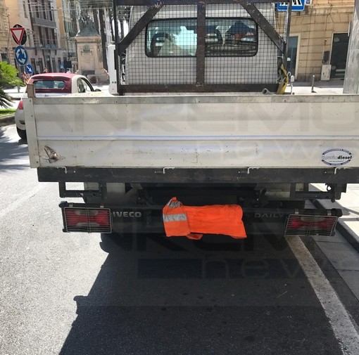 Sanremo: corso Mombello sempre più d'attualità, stamane 'pizzicato' furgone con la targa nascosta per evitare lo 'Street control' (Foto) Sanremo: corso Mombello sempre più d'attualità, stamane 'pizzicato' furgone con la targa nascosta per evitare lo 'Street control' (Foto)