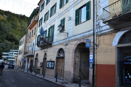 Ceriana: donna getta rifiuti e feci di cane in strada, scatta l'ordinanza del comune. Pronte anche le sanzioni Ceriana: donna getta rifiuti e feci di cane in strada, scatta l'ordinanza del comune. Pronte anche le sanzioni