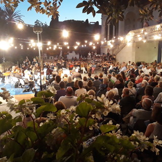 Sanremo: grande successo per il concerto inaugurale della stagione estiva della Sinfonica alla Villa Ormond (Foto) Sanremo: grande successo per il concerto inaugurale della stagione estiva della Sinfonica alla Villa Ormond (Foto)