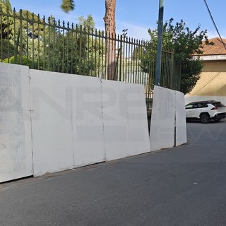 Sanremo: i tabelloni per i manifesti elettorali 'oscurano' la scuola di via Panizzi, insorgono i genitori (Foto) Sanremo: i tabelloni per i manifesti elettorali 'oscurano' la scuola di via Panizzi, insorgono i genitori (Foto)