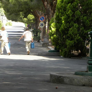 Sanremo: tombe inaccessibili per una scala pericolante al cimitero di Valle Armea