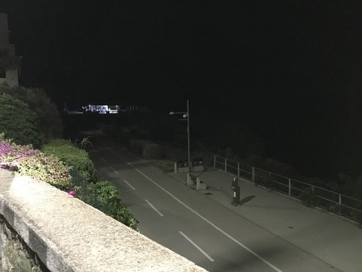 Sanremo: pista ciclabile al buio dopo il Bar Sud Est, l'appello di un lettore a Sindaco e Vicesindaco