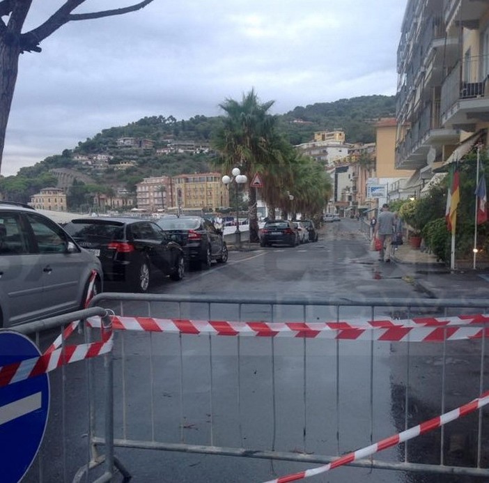 Diano Marina: guasto alle tubazioni in via Torino, operai al lavoro per la riparazione, calo della pressione dell'acqua Diano Marina: guasto alle tubazioni in via Torino, operai al lavoro per la riparazione, calo della pressione dell'acqua