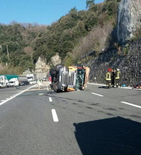 Non c'è pace per la A10 Genova-Ventimiglia: camion ribaltato tra Varazze e Arenzano e traffico in tilt