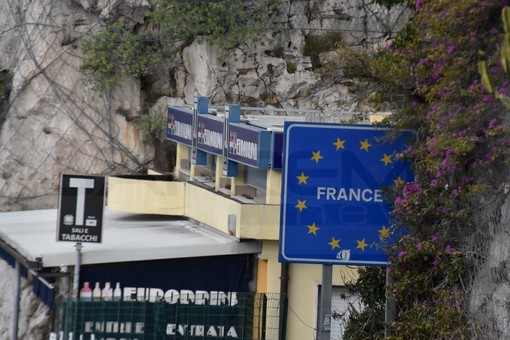Medici Senza Frontiere: "Al confine di Ventimiglia i francesi respingono anche minorenni soli" Medici Senza Frontiere: "Al confine di Ventimiglia i francesi respingono anche minorenni soli"