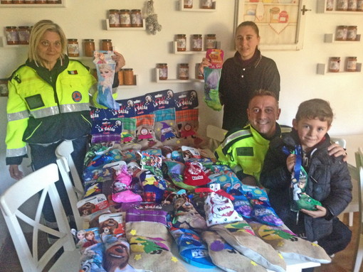 Con la Protezione Civile di Vallebona, Seborga e Perinaldo 51 calze della befana per i bambini meno fortunati Con la Protezione Civile di Vallebona, Seborga e Perinaldo 51 calze della befana per i bambini meno fortunati