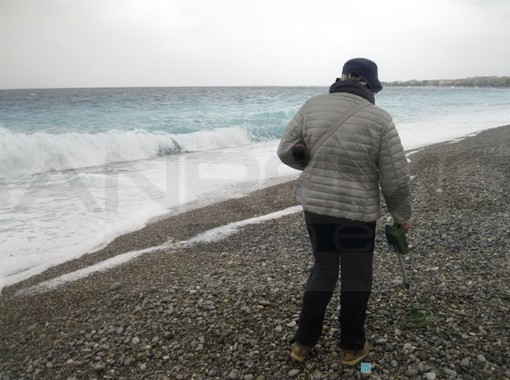 Non è il Far West, ma la spiaggia di Nizza: una mattina con i 'cercatori d'oro' sull'arenile della Còte