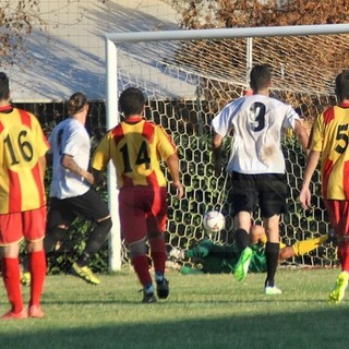 Calcio. Promozione, il Taggia rinvia la festa all'Albissola: roboante 4-0 al "Marzocchini" e playoff sempre più vicini Calcio. Promozione, il Taggia rinvia la festa all'Albissola: roboante 4-0 al "Marzocchini" e playoff sempre più vicini