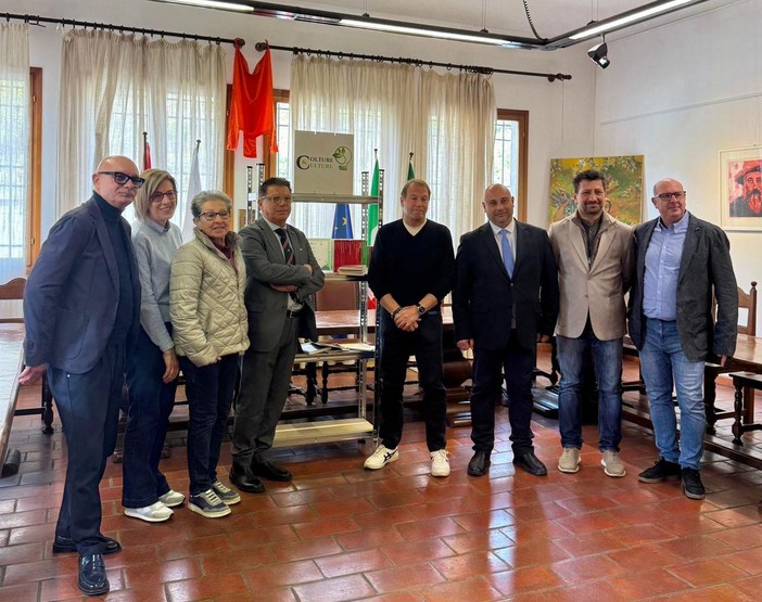 Cultura, memoria, sport e storia: prestigiose collane librarie donate alla biblioteca civica di Dolceacqua (Foto) Cultura, memoria, sport e storia: prestigiose collane librarie donate alla biblioteca civica di Dolceacqua (Foto)