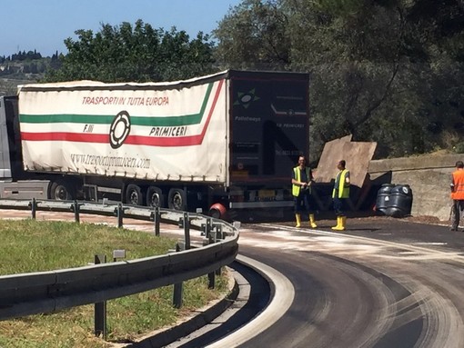 Imperia: Tir perde barili di olive in salamoia allo svincolo di Imperia Est, strada scivolosa e chiusa al traffico